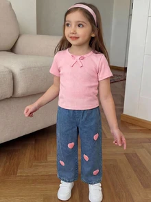 SHEIN Genkimix Kids 女童 2 件套休閒套裝，圓領短袖上衣配前領蝴蝶結裝飾，牛仔直筒褲配愛心刺繡補丁，小女孩休閒套裝 - 粉色 - 查看 6