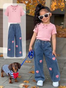 SHEIN Genkimix Kids 女童 2 件套休閒套裝，圓領短袖上衣配前領蝴蝶結裝飾，牛仔直筒褲配愛心刺繡補丁，小女孩休閒套裝 - 粉色 - 查看 2
