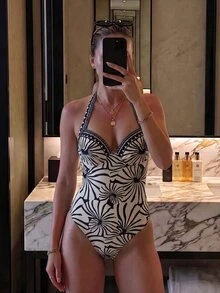 Swim Oasis 掛脖V領設計，修飾領口，提拉並支撐胸部；圍裹式上衣遮掩腹部；側綁帶裙巧妙隱藏臀部與大腿肉，黑白抽象花卉印花搭配幾何飾邊，適合海灘拍照、度假與溫泉 - 彩色 - 查看 8