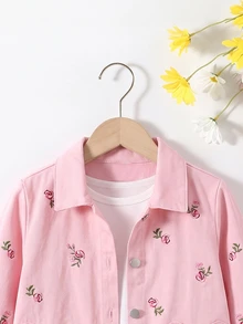 SHEIN 女童牛仔夾克外套 春/秋新款 田園俏皮休閒風 粉色 經典牛仔領搭配彩色花卉刺繡 兩側心形口袋 修身寬鬆版型 親膚柔軟面料 百搭時尚 日常穿著適用於上學、出遊等多種場合 - 粉色 - 查看 4