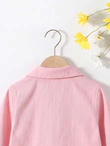SHEIN 女童牛仔夾克外套 春/秋新款 田園俏皮休閒風 粉色 經典牛仔領搭配彩色花卉刺繡 兩側心形口袋 修身寬鬆版型 親膚柔軟面料 百搭時尚 日常穿著適用於上學、出遊等多種場合 - 粉色 - 查看 6