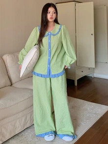Dazy Plus Bộ đồ ngủ mặc nhà 2 món áo cổ Peter Pan họa tiết kẻ caro dễ thương và quần màu xanh cho mùa thu - Màu xanh Bạc hà - Xem 4