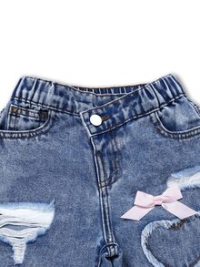 SHEIN 女童牛仔長褲，四季皆宜，柔軟棉質，休閒時尚百搭舒適，簡約甜美可愛，彈性腰頭，破洞風，愛心補丁刺繡，粉色蝴蝶結裝飾，寬鬆直筒版型，藍色水洗牛仔長褲，適合日常穿著與度假 - 中等水洗藍 - 查看 6