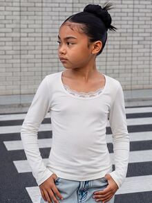 SHEIN 大童女孩純黑色蕾絲圓領長袖修身短版T恤，休閒日常穿著 - 白色 - 查看 10
