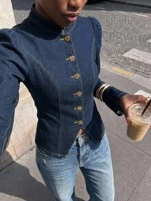 Maija 女款中式領荷葉邊牛仔襯衫，金屬鈕扣前襟，優雅修身剪裁 - 深色水洗藍 - 查看 1