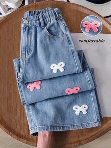 SHEIN Genkimix Kids 女童秋季棉質水洗百搭時尚休閒舒適寬鬆設計，3D蝴蝶結毛巾刺繡，鬆緊腰帶附抽繩，適合四季、度假、返校季，藍色水洗寬鬆寬腿牛仔褲 - 淺色水洗藍 - 查看 2