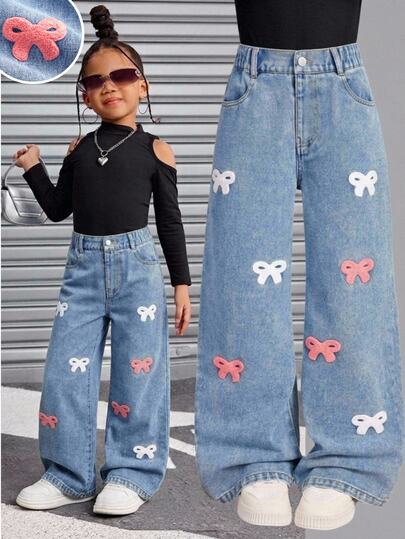 SHEIN Genkimix Kids Jeans de mezclilla azul lavado sueltos de pierna ancha para niñas, de algodón lavado, versátiles, de moda casual y cómodos, diseño holgado con bordado de lazo 3D tipo toalla, cintura elástica con cordón, aptos para todas las estaciones, vacaciones y temporada de regreso a la escuela