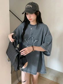 DAZY 女款寬鬆牛仔上衣，圓領、落肩、五角星毛邊設計可愛上衣 - 中等水洗藍 - 查看 1