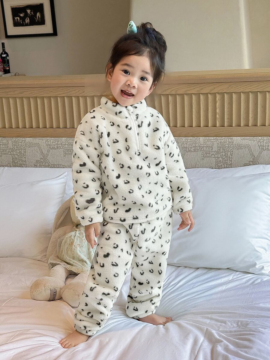 两件套女童米色豹纹抓绒长袖上衣和裤子套装,休闲时尚Polo领半拉链设计,适合室内外穿着,秋冬季节。 - 杏色 - 查看 1