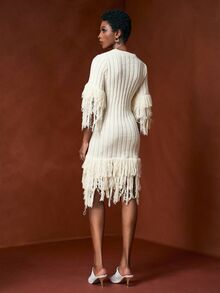 Zivah Vestido de Suéter Elegante de Festa de Outono Off-White para Mulheres, Gola Redonda, Mangas Três Quartos, Bainha com Franjas, Lã Canelada, Mini Slim, Aniversário, Trabalho - Damasco - Visão 2