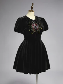 ROMWE Dark Gothic Red Heart Embroidered Pattern Velvet Plus Size Women's Short Dress - Black - View 6