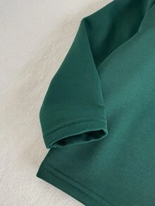 SHEIN 2件組小男孩套裝，兒童針織舒適長袖 Polo 2合1衛衣，時尚帥氣幼童胸前格紋獨特設計上衣，搭配卡其色休閒長褲，彈性腰頭設計，寬鬆版型，適合秋季度假、上學、日常外出等多種場合 - 墨綠色 - 查看 9