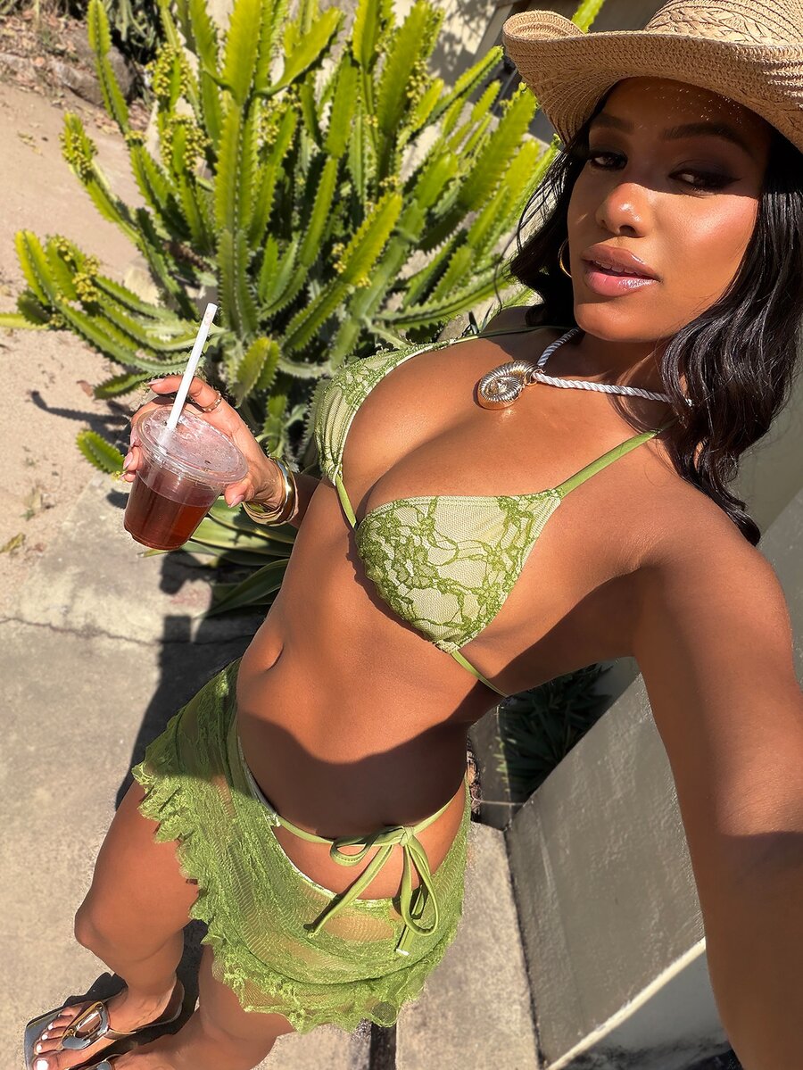 SHEIN Swim Conjunto de 3 Peças Feminino Verde Oliva Tropical com Renda e Babados, Saia Mini, Maiô Bikini Tanga com Copo Duplo Triangular, Verão, Casual, Praia, Férias, Férias, Férias - Verde - Visão 1