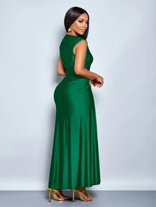 SOLERSUN An Elegant, Fitted Dress Adorned With Metallic Embellishments, Perfect For Both Work Day Party And Parties. Emerald Green Summer - Dark Green - View 2