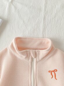 SHEIN Playful Pals 幼女秋季 2 件套華夫格針織套裝，半拉鍊蝴蝶結刺繡長袖衛衣與直筒長褲套裝 - 杏色 - 查看 6