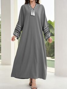 Al Najma Kaftan Wanita Longgar Panjang Turki dengan Motif Geometris Patchwork dan Hiasan Rumbai, Lengan Kelelawar, Gaun Arab Sederhana - Grey - View 3
