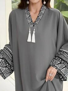 Al Najma Kaftan Wanita Longgar Panjang Turki dengan Motif Geometris Patchwork dan Hiasan Rumbai, Lengan Kelelawar, Gaun Arab Sederhana - Grey - View 6