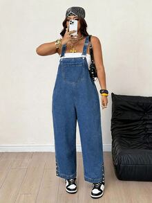 SHEIN EZwear Y2K 大尺碼女款休閒牛仔吊帶褲，鈕扣下擺設計 - 深色水洗藍 - 查看 1