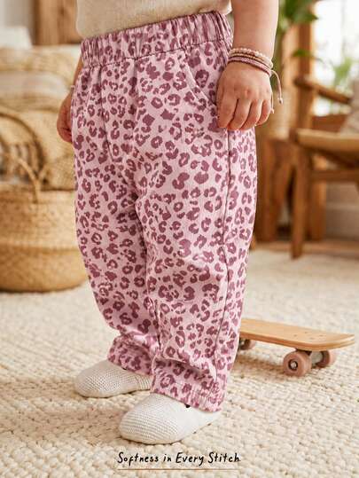 SHEIN Infant Girl Fashionable Pink Digital Print Casual All-Season Versatile Elastic Waist Straight Leg Pants, Suitable For Park Outdoor Play Or Vacation Travel. Can Be Easily Paired With Solid Color T-Shirts To Create A Comfortable And Eye-Catching Personalized Fashionable Street Style Outfit.