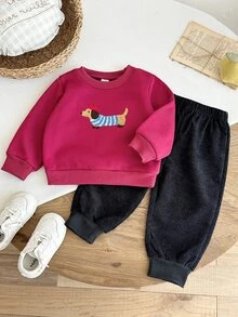 SHEIN 男嬰秋冬圓領長袖抓絨衛衣，附可愛小狗刺繡，搭配百搭時尚休閒燈芯絨慢跑長褲套裝，適合外出、旅行、公園散步與購物 - 酒紅色 - 查看 9