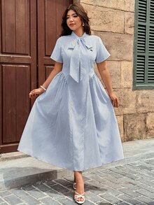 Vionelle 大尺碼藍白條紋梭織收腰花瓣袖學院風刺繡顯瘦抓皺A字洋裝 - 天藍色 - 查看 6