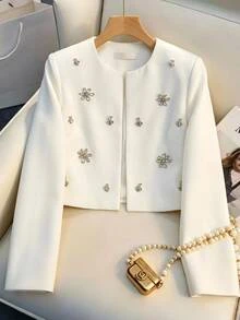 SHEIN Cottnline بليزر نسائي مقاس كبير أنيق باللون الأبيض مع طيات على الكتف ومرصع بالراين ستون، بقصة ضيقة وتصميم هيكلي، مناسب للزفاف والمكتب وحفلات الكوكتيل والعشاء الرسمي في الشتاء - أبيض - مشاهدة 2