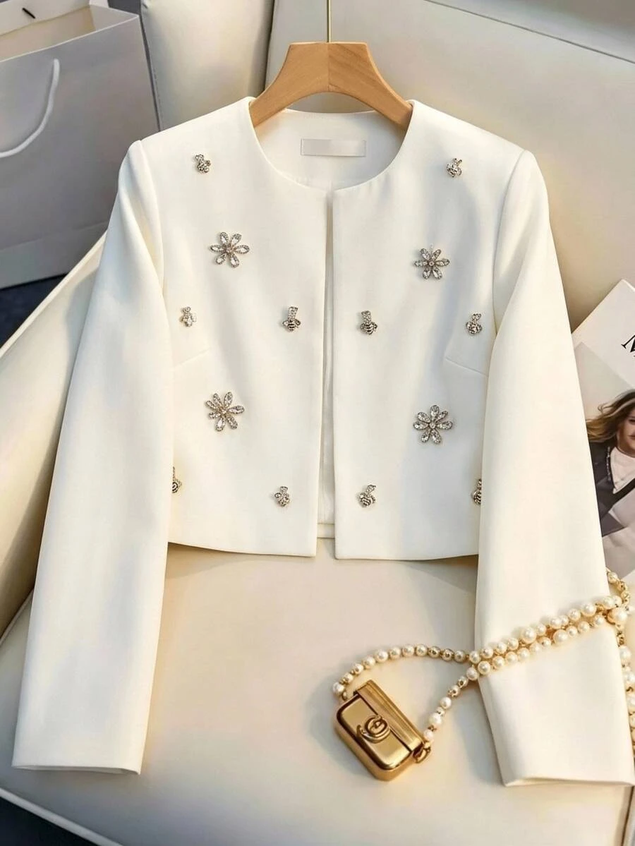 SHEIN Cottnline بليزر نسائي مقاس كبير أنيق باللون الأبيض مع طيات على الكتف ومرصع بالراين ستون، بقصة ضيقة وتصميم هيكلي، مناسب للزفاف والمكتب وحفلات الكوكتيل والعشاء الرسمي في الشتاء