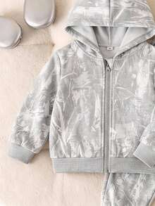 SHEIN ملابس أولاد صغار 2 قطعة، طقم رياضي بسحاب كامل بغطاء رأس مطبوع بنمط أوراق نباتية على كامل الجسم & بنطال رياضي، ملابس خريفية، أطقم خريفية - رمادي فاتح - مشاهدة 5
