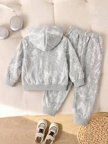 SHEIN ملابس أولاد صغار 2 قطعة، طقم رياضي بسحاب كامل بغطاء رأس مطبوع بنمط أوراق نباتية على كامل الجسم & بنطال رياضي، ملابس خريفية، أطقم خريفية - رمادي فاتح - مشاهدة 3