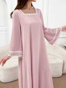 Al Najma 女士优雅阿拉伯风格朴素连衣裙，饰有人造珍珠方领和长喇叭袖 - 粉色 - 查看 4