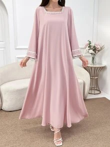 Al Najma 女士优雅阿拉伯风格朴素连衣裙，饰有人造珍珠方领和长喇叭袖 - 粉色 - 查看 9