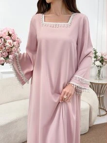 Al Najma 女士优雅阿拉伯风格朴素连衣裙，饰有人造珍珠方领和长喇叭袖 - 粉色 - 查看 8
