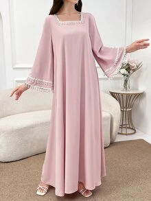 Al Najma 女士优雅阿拉伯风格朴素连衣裙，饰有人造珍珠方领和长喇叭袖 - 粉色 - 查看 10