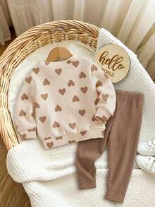 SHEIN 卡其色可愛愛心字母 Mama'girl❤ 嬰兒女童休閒舒適軟厚保暖圓領長袖運動衫與內搭褲套裝，適合秋冬日常穿著，溫馨季節時尚女寶裝 - 彩色 - 查看 2