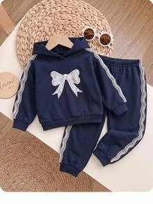 SHEIN 女嬰對比色滾邊蝴蝶結刺繡圖案連帽厚實刷毛套頭衛衣休閒寬鬆運動褲套裝，適合秋冬冬季 - 藏蓝色 - 查看 6
