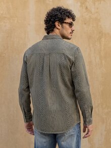 RivetRise Blusa holgada de manga larga de denim con botones frontales y bolsillo parche, versátil y casual - Multicolor - Ver 3