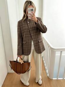 SHEIN PariChic 最新美拉德風復古格紋立領西裝外套，採用紋理格紋面料打造，特色不對稱單鈕扣設計與立領剪裁，內在復古氛圍，修身俐落版型，適合通勤、休閒、輕復古造型及其他場合，領口＋不對稱設計西裝外套，內在復古氛圍 - 彩色 - 查看 4