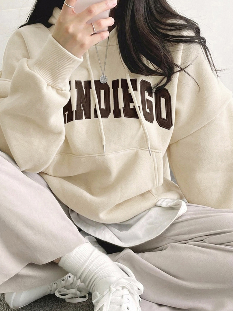DAZY Dam sweatshirt med bokstavstryck, sänkta axlar, lång ärm, ficka, dragsko och huva, regular fit - Aprikos - Visa 2