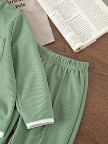 2件組男童幼兒套裝，春秋時尚簡約華夫格面料假兩件圓領長袖上衣 + 休閒長褲，中性兒童休閒穿搭，適合春秋日常外出、上學、戶外玩耍、旅行等多種場合 - 綠色 - 查看 6
