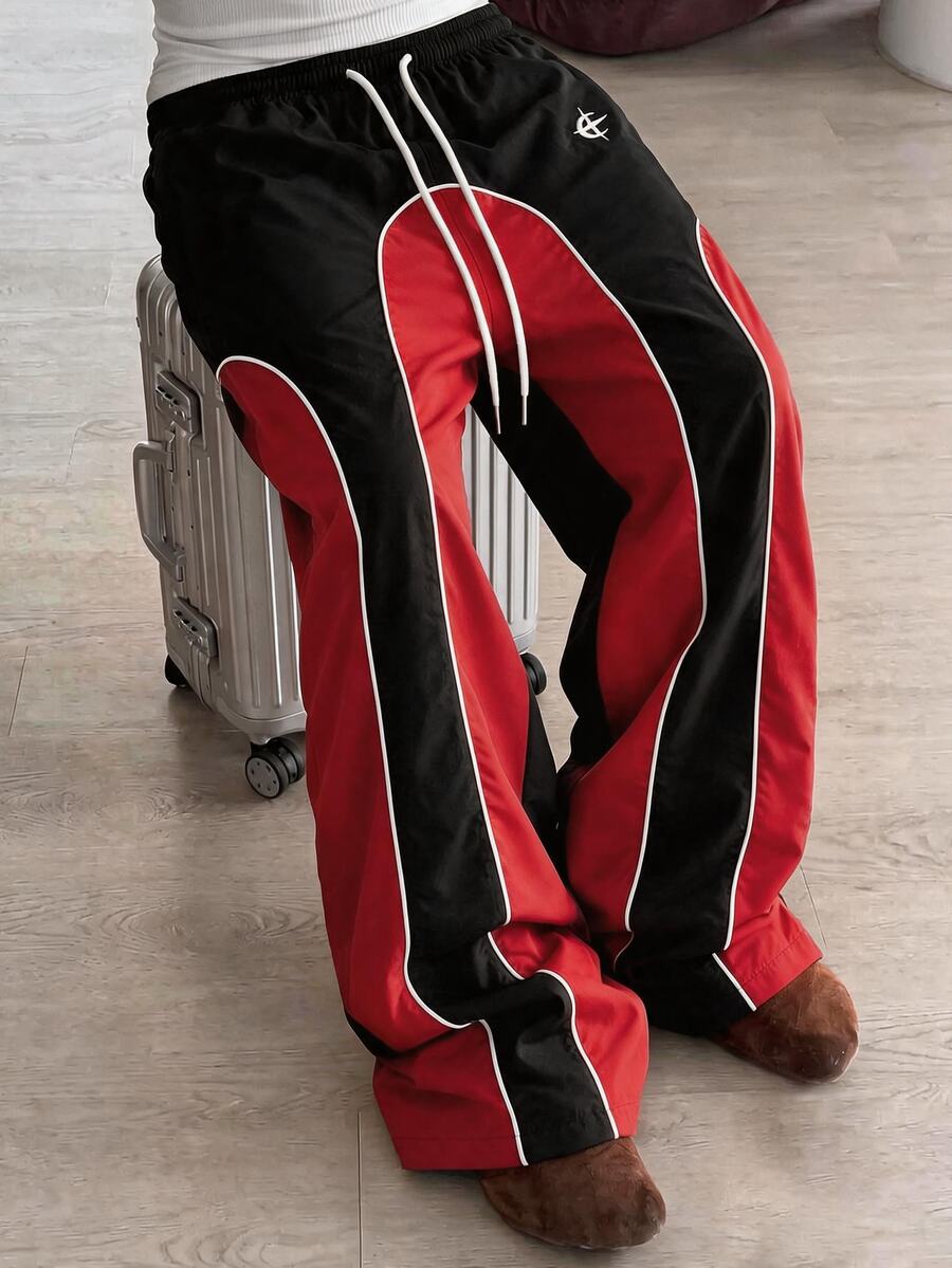 青少年男孩高街時尚拼色拼接黑白滾邊刺繡梭織直筒長褲，對比繩飾設計，秋季校園運動風 - 紅色 - 查看 1
