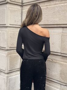 Wiktoria Wolska 女士黑色纯色蕾丝拼接不对称领口喇叭袖修身优雅 T 恤，冬季女装，新年上衣，适合约会、节日派对、时尚外出、夜间活动、俱乐部穿着 - 黑色 - 查看 2
