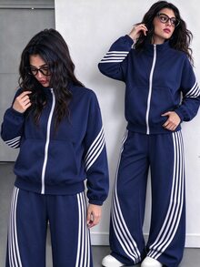 SHEIN 2件組 青少年女孩寬鬆休閒設計立領對比條紋拉鍊海軍藍夾克，搭配寬鬆休閒鬆緊腰長褲側邊對比條紋設計，秋冬針織套裝，復古運動風穿搭，適合街頭穿搭/運動/好友旅行，四季時尚單品 - 藏蓝色 - 查看 1