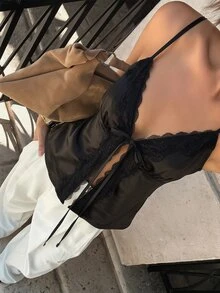 SHEIN PariChic 法式復古仿絲緞面蕾絲吊帶上衣，歐美風極簡無袖背心，夏季度假性感短款對比蕾絲吊帶衫 - 黑色 - 查看 4