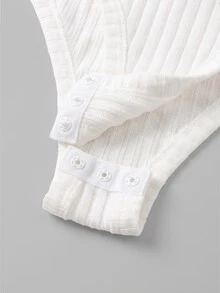 Selianne White Semi-High Neck Knit Bodysuit, Vertical Ribbed Cuffs Metal Button Elastic Slim Fit Long Sleeve Base Layer Top, European And American Minimalist Sexy Style, Gentle Pure Desire Style, Mature Commuter Elegant Style, Versatile Slim Fit Base Layer Style, Daily Base Layer Layering, Commuting To Work, Street Photography, Best Friend Date, Outing Store Visit Look - White - View 3