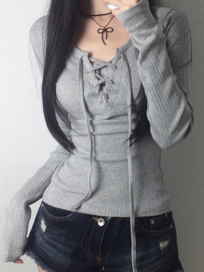 DAZY Atasan Wanita Model V-Neck Lengan Panjang Abu-abu dengan Tali Depan dan Model Silang, Bahan Rajut Bergaris Pas Badan, dan Pinggang Dikencangkan.