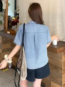 DAZY Atasan Denim Biru Muda Longgar Kasual Wanita dengan Kerah dan Dekorasi Saku, Atasan Lucu - Biru - View 6