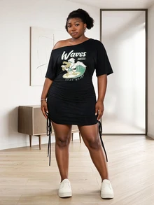 CurvyTilda Vestido ajustado con estampado de letras, cuello asimétrico, fruncido y lazo para mujer de talla grande - Negro - Ver 1