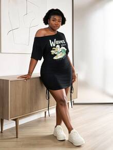 CurvyTilda Vestido ajustado con estampado de letras, cuello asimétrico, fruncido y lazo para mujer de talla grande - Negro - Ver 4