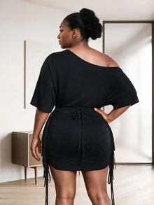 CurvyTilda Vestido ajustado con estampado de letras, cuello asimétrico, fruncido y lazo para mujer de talla grande - Negro - Ver 2