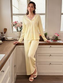 Snug Reverie طقم ملابس منزلية ناعم ولطيف بلون سادة مع حافة دانتيل، كارديجان بأزرار أنيق وعصري بأكمام طويلة وبنطال بيجاما للنوم والاسترخاء، أبيض وأصفر زبدي، خريفي - لون البني - مشاهدة 6